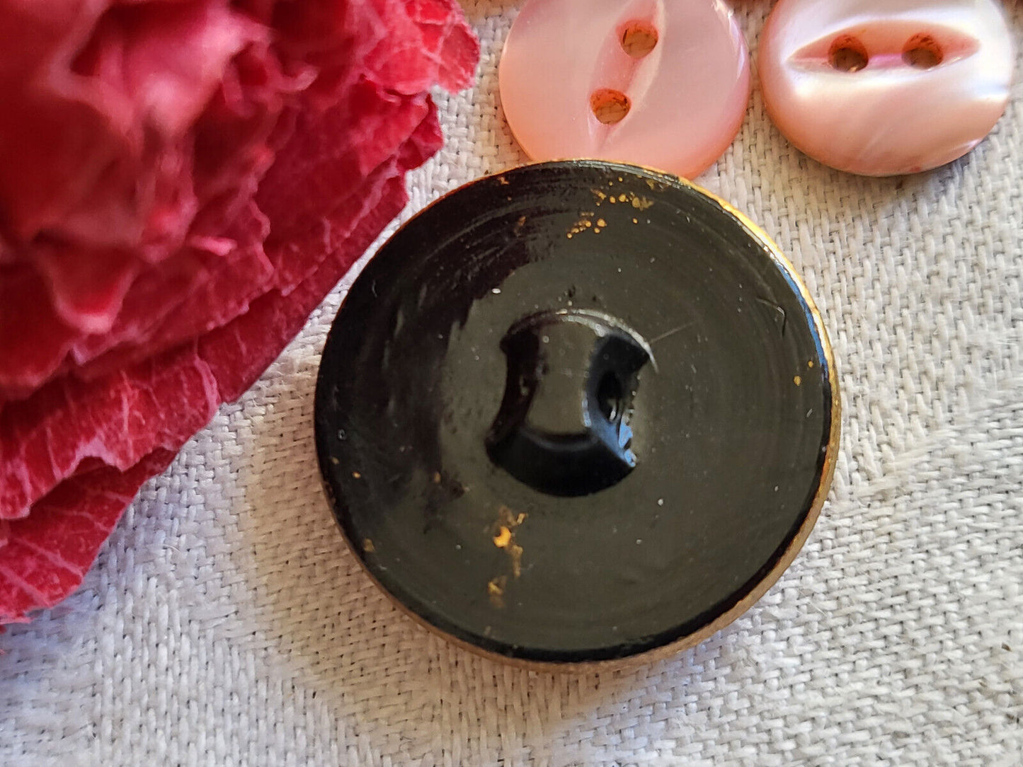 Bouton ancien en verre doré relief noir joli diamètre: 2,1 cm G16H