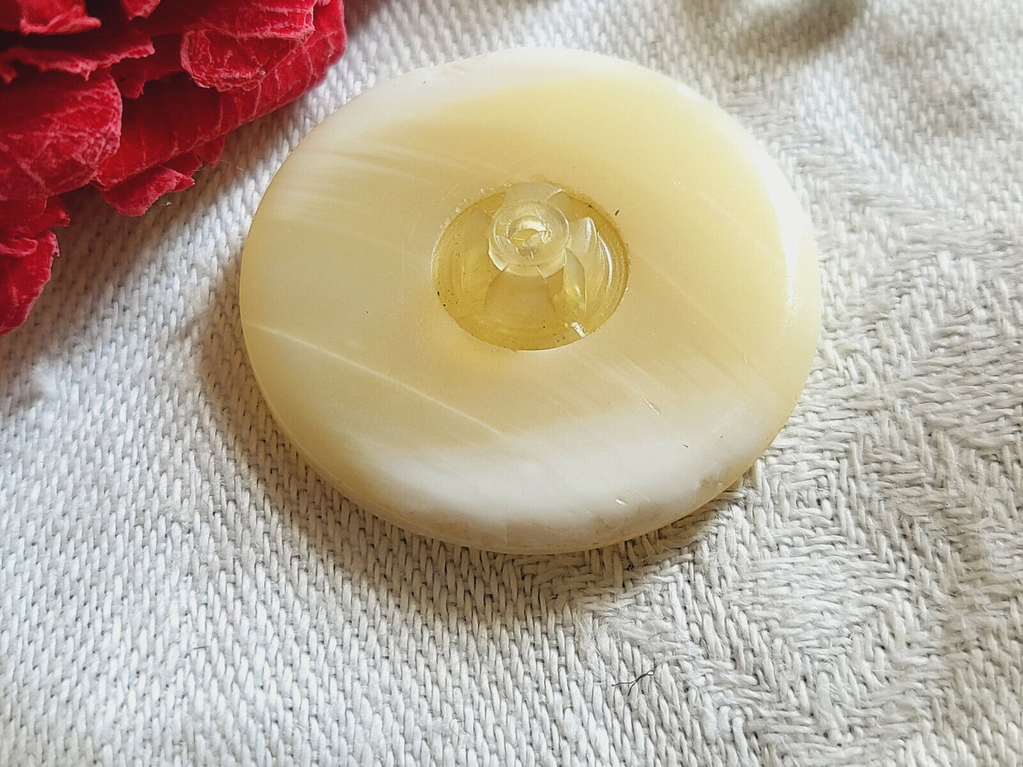 Bouton vintage en nacre strié joli reflet à pied plastique 2,6 cm D13L