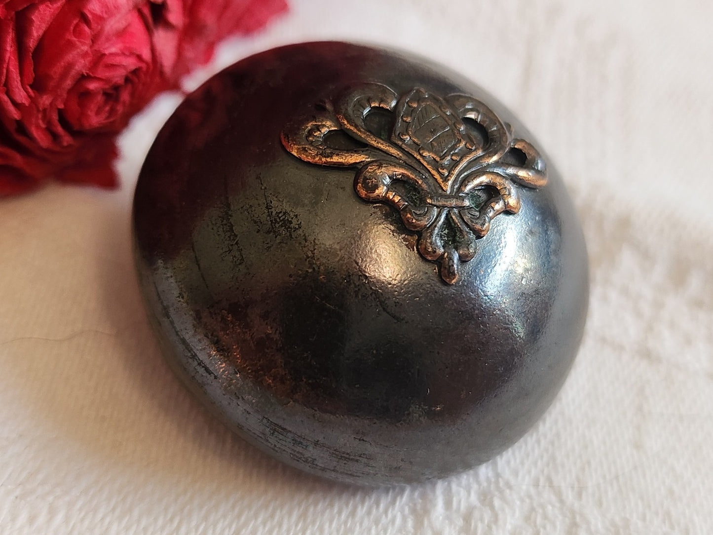 Enorme bouton vintage en métal bombé blason 3,5 cm pied ref 5852