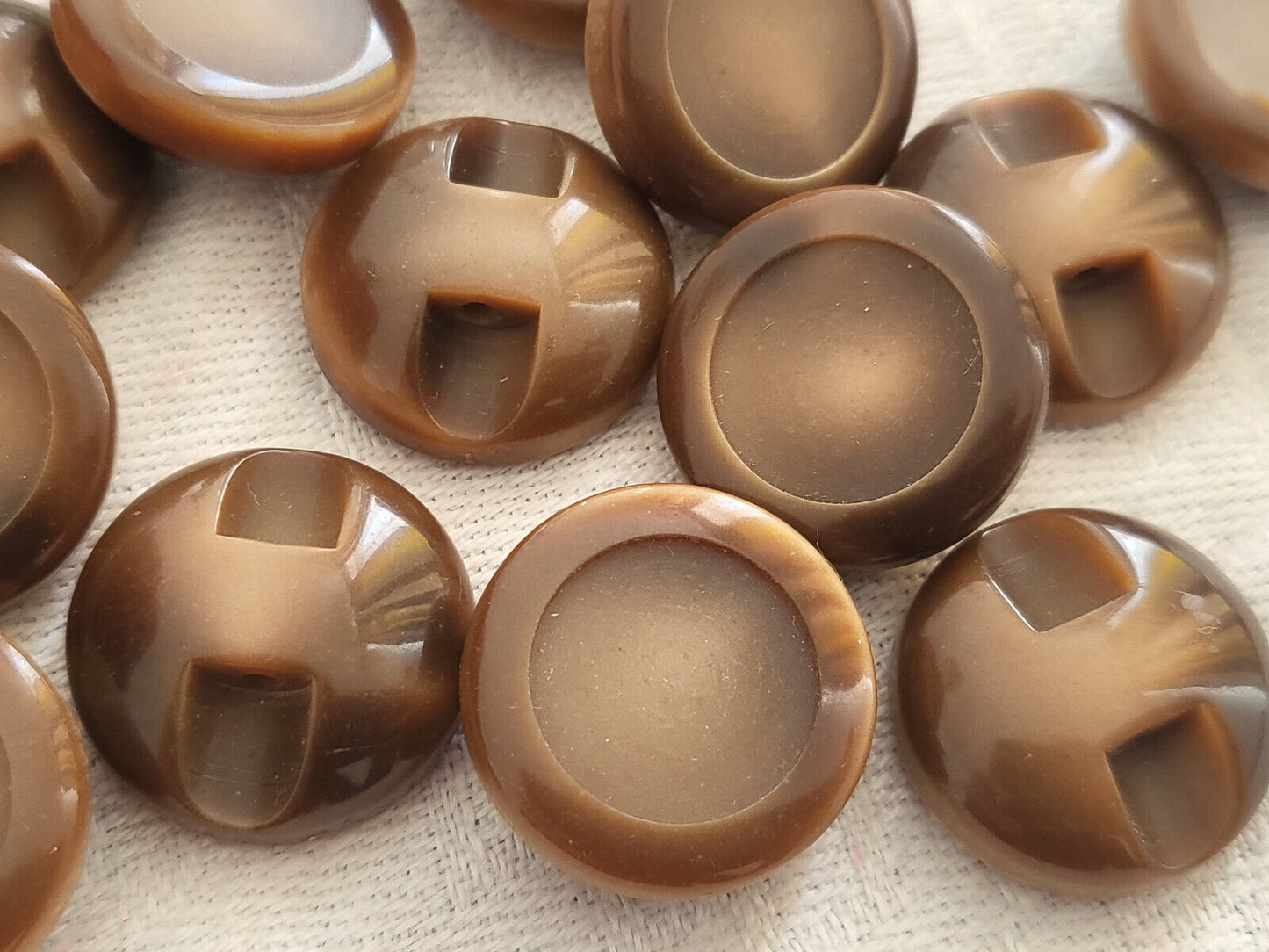 Lot 15 boutons vintage marron travaillé à pied diamètre 1,7 cm ref 4996