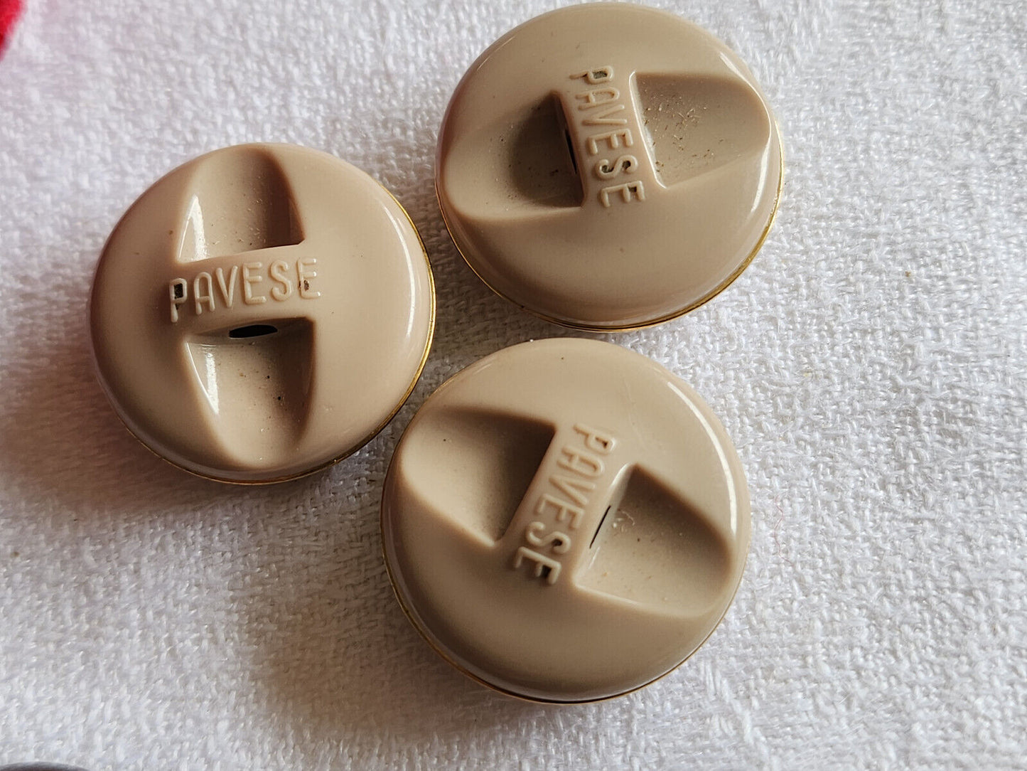 Trio boutons ancien pavese signé à pied marron clair 2,2 cm ref 1714