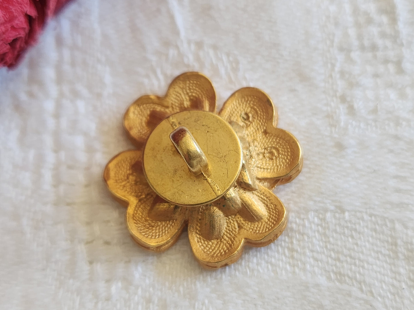 Superbe bouton vintage en métal jaune fleur pied 2,3 cm volume G2K