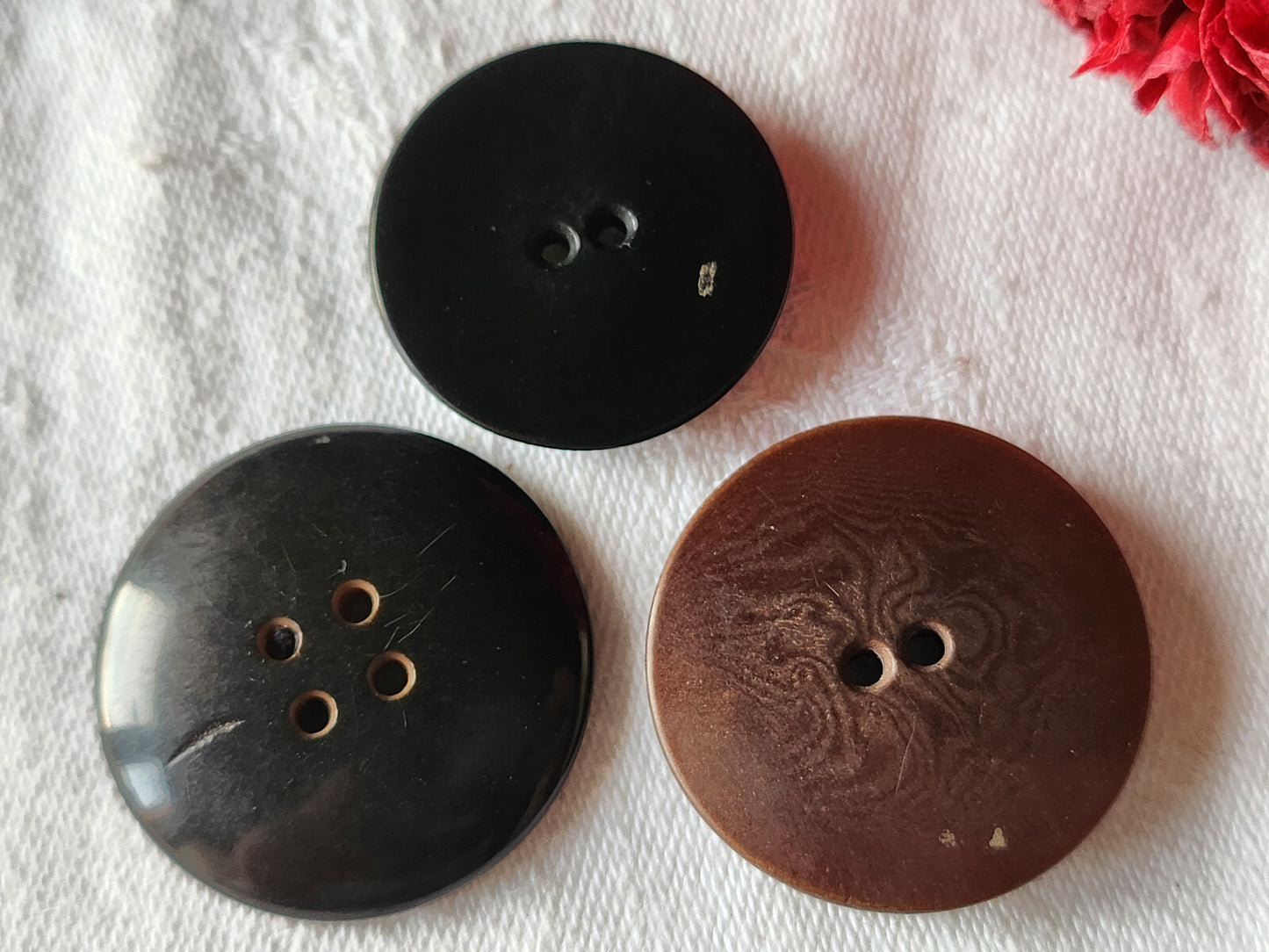 Trio gros boutons anciens en corozo travaillé diamètre 2,7 à 3,1 cm ref 6027