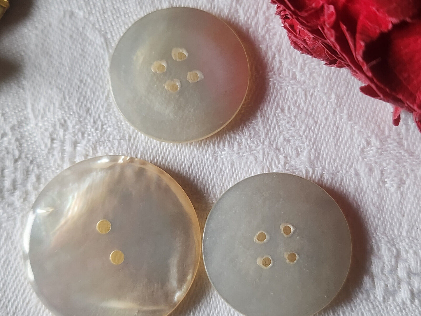 Trio gros boutons anciens en nacre laiteux 2,7 et 3,3 cm D10S