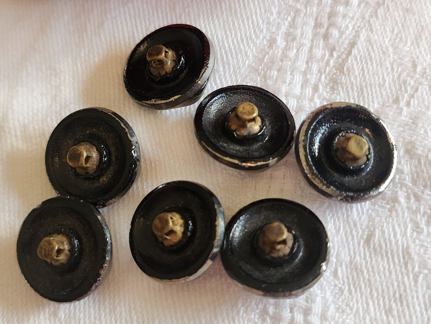 Lot 7 boutons anciens en verre noir argenté pied métal 1,7 cm ref 5714