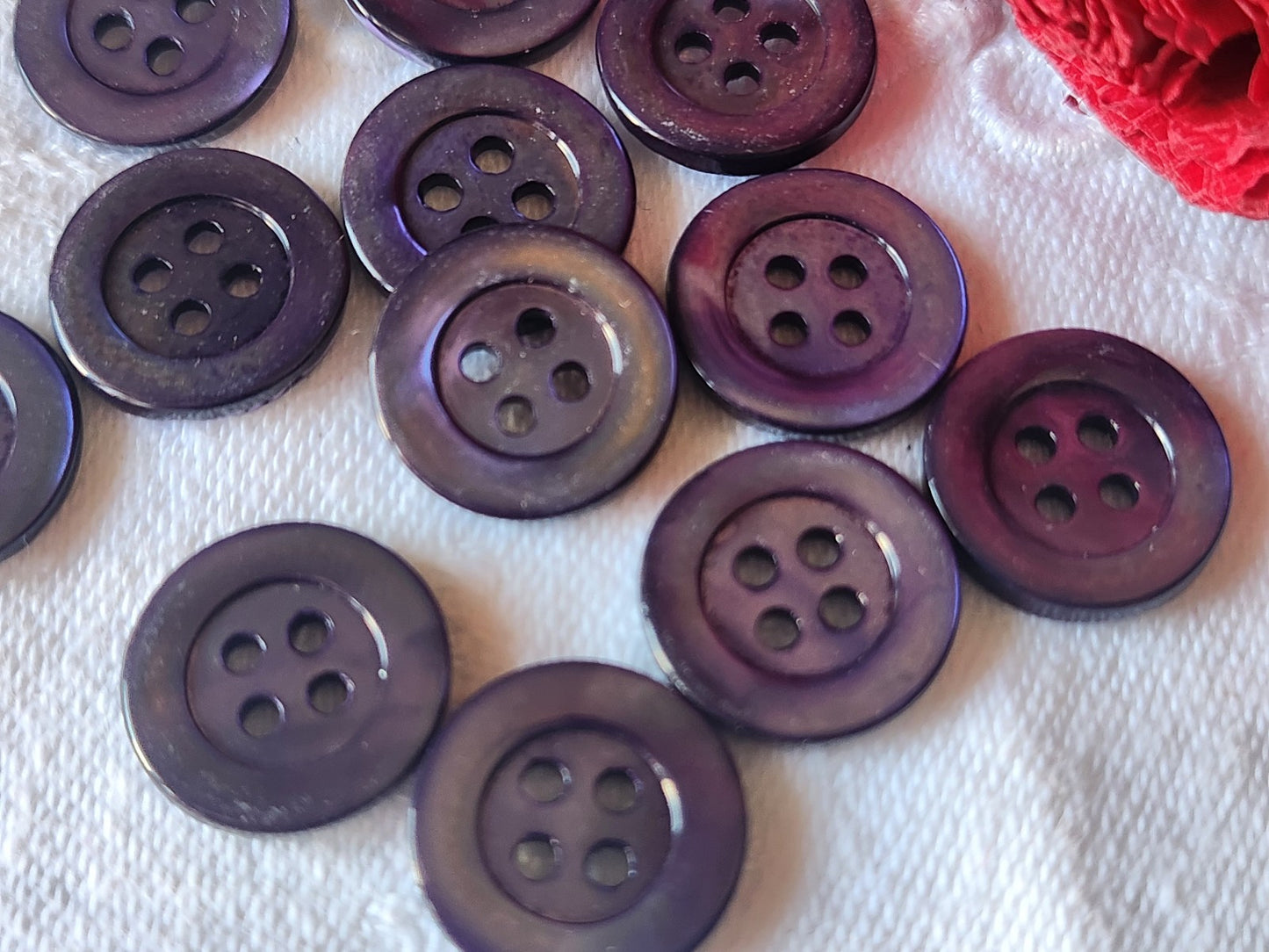 Lot 12 boutons anciens en nacre violet 1,5 cm ref 5560