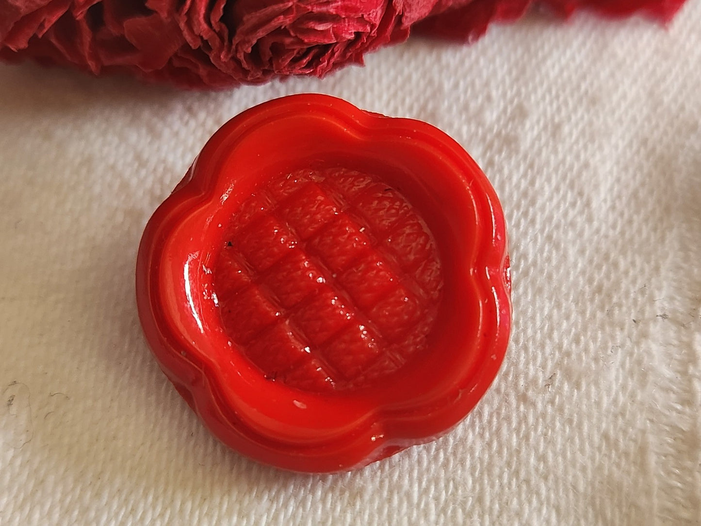 Bouton vintage en verre rouge travaillé 2,2 cm G7G