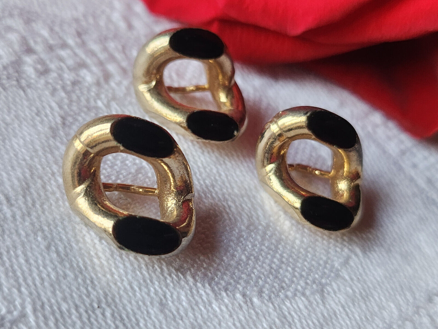 Trio boutons vintage en métal doré maillon noir pied 1,4 sur 1,5 cm G17B