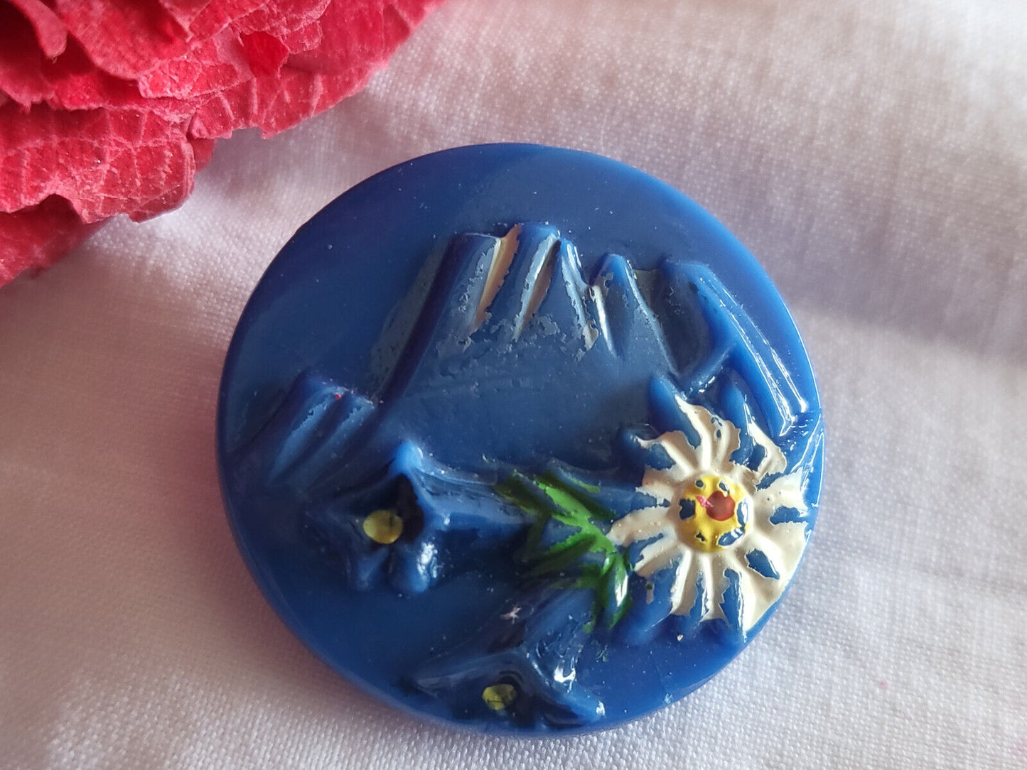 Bouton ancien en verre bleu peint montagne fleur edelweiss 2,3 cm D5S