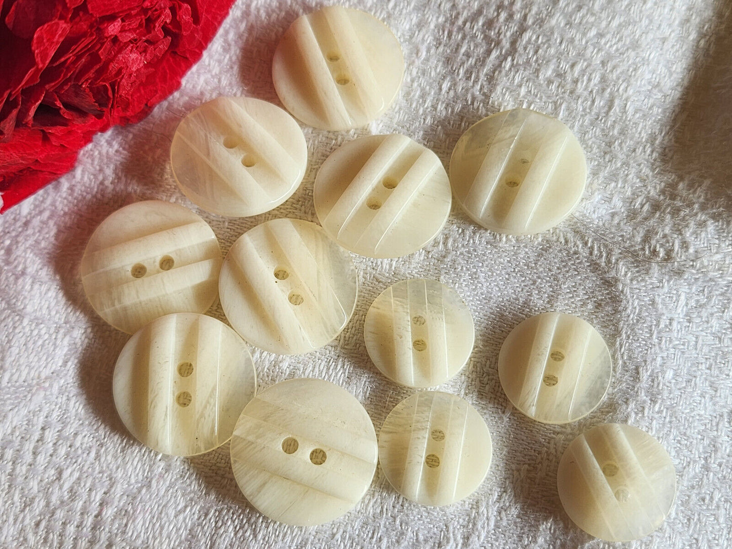 Lot 12 boutons vintage blanc transparent panaché 1,4 et 1,8 cm ref 4764