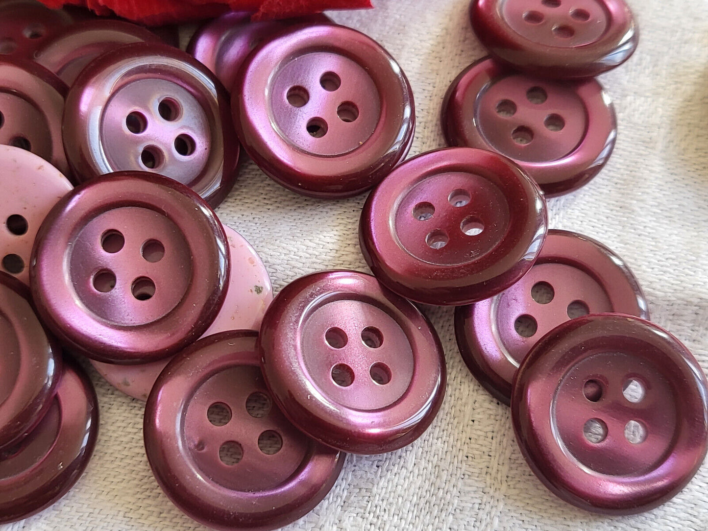 Lot 18 boutons vintage effet iminacre violet nacré 4 trous 1,8 cm ref 2665