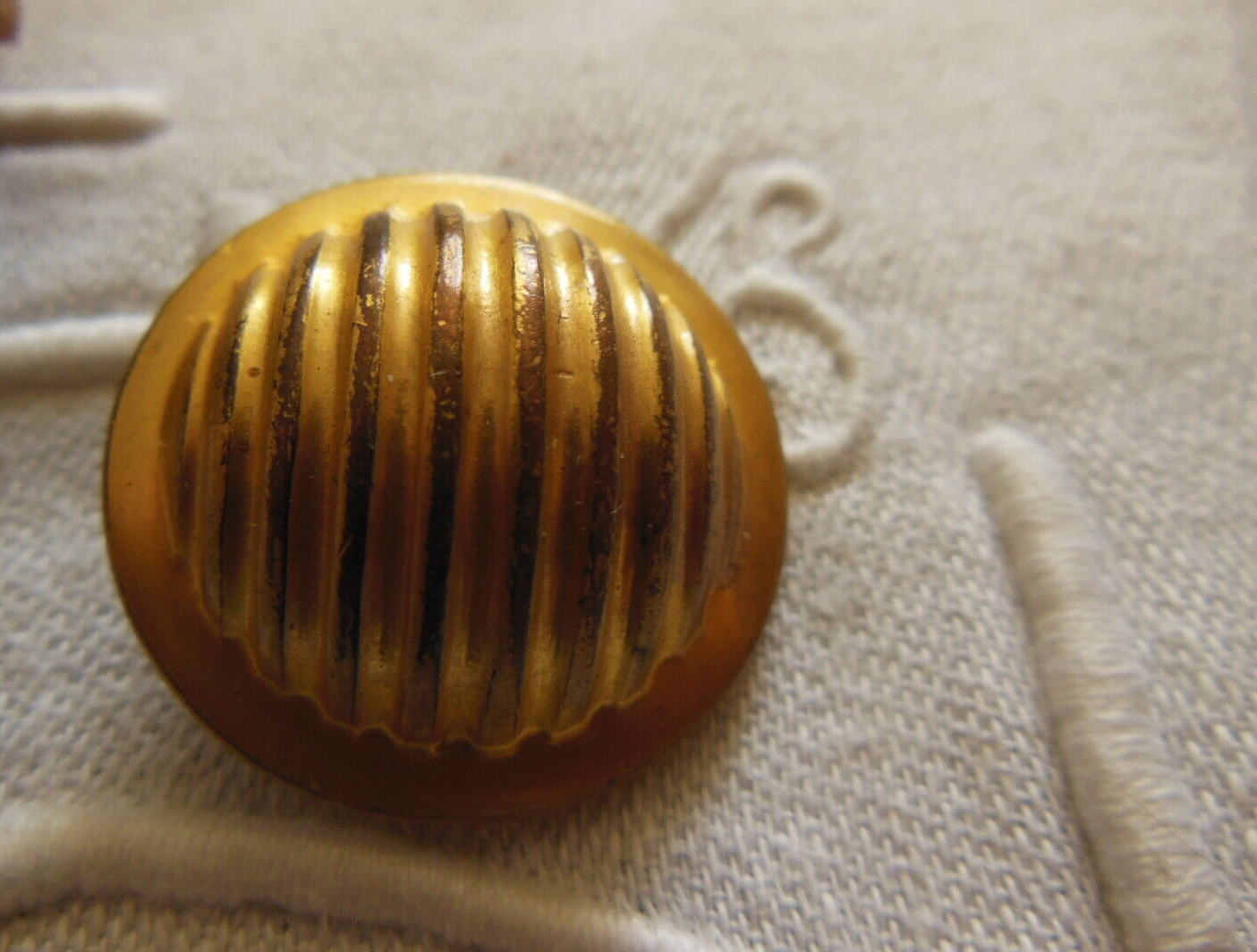 Bouton ancien en métal rond bombé strié en relief 2,6 cm G11N