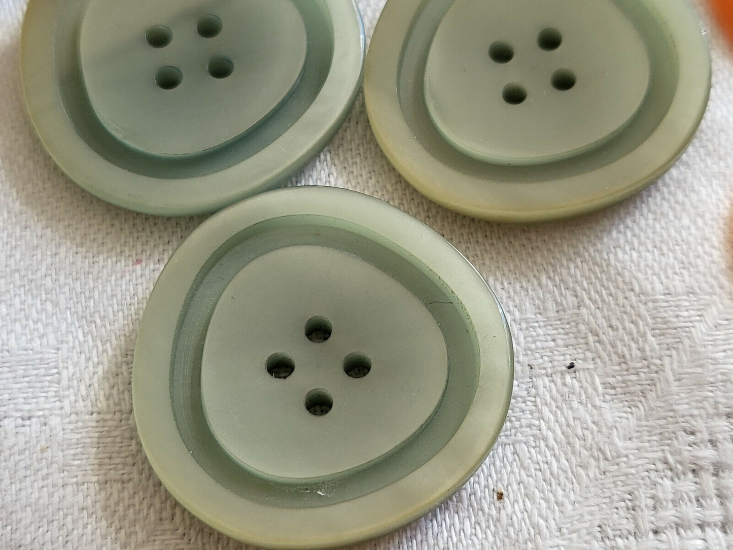 Trio gros boutons vintage vert teinte délavée diamètre 2,7 cm ref 3260