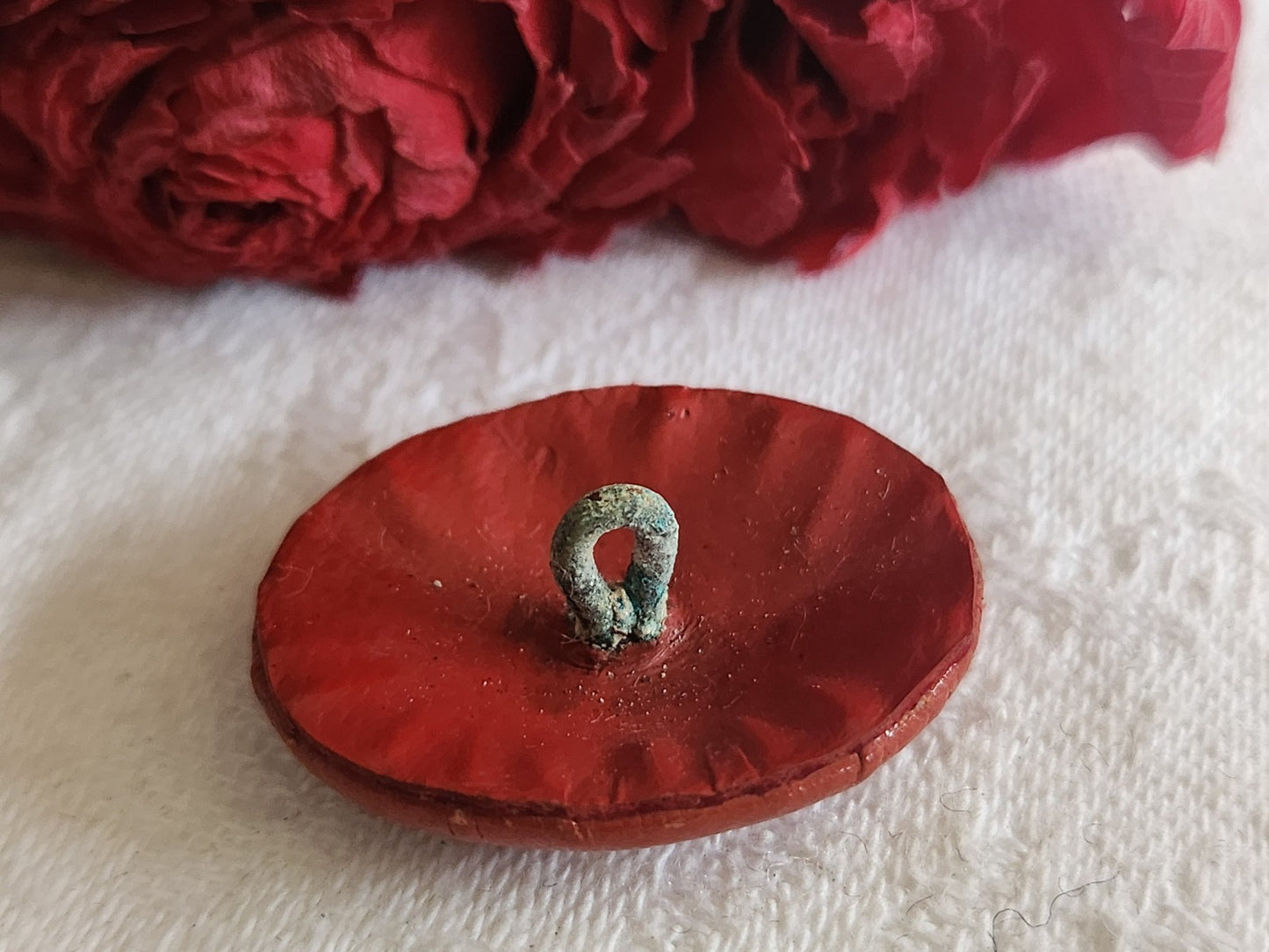 Bouton ancien en cuir rouge ovale vintage rare 2,9 sur 2,2 cm G8G