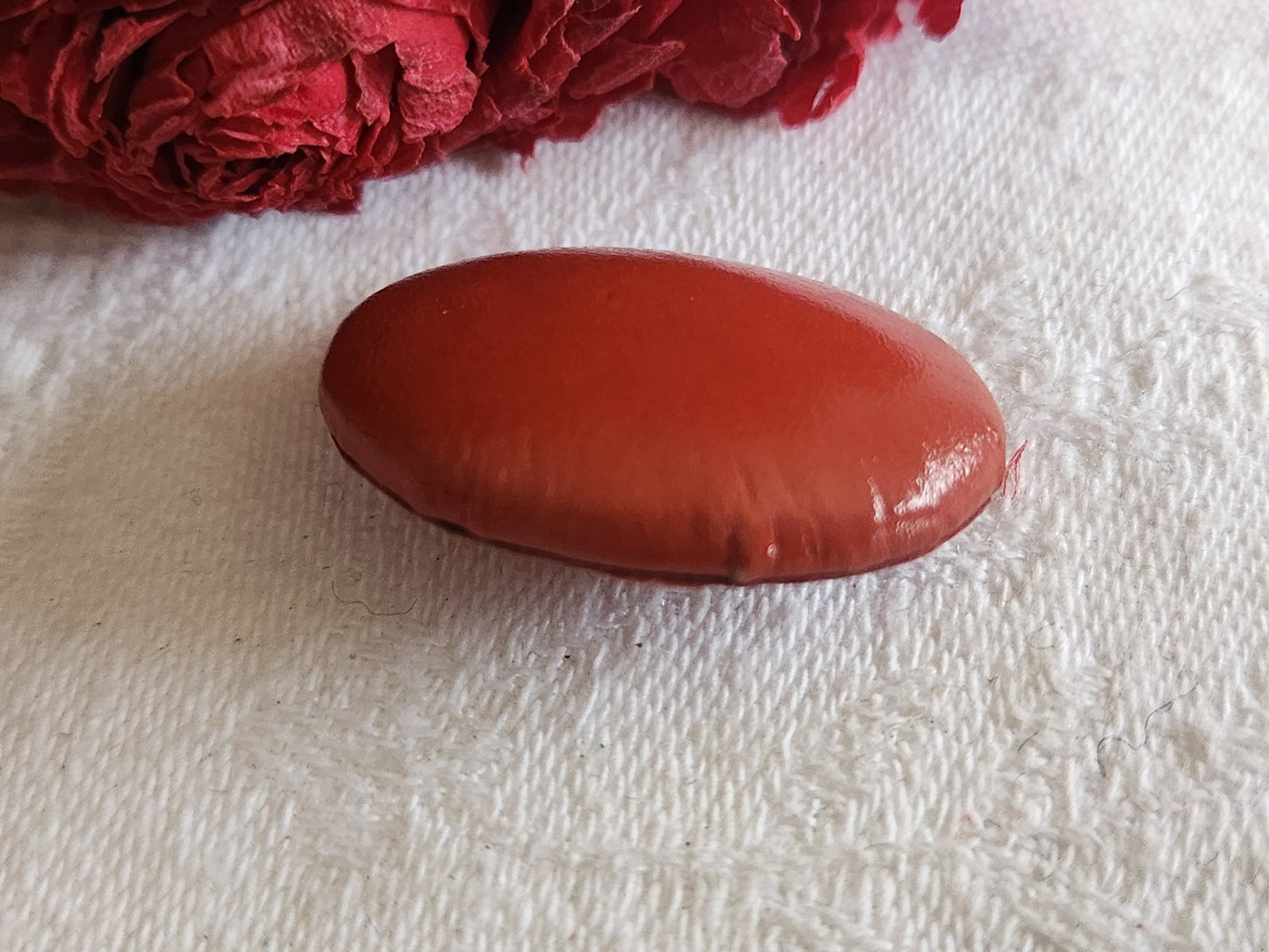Bouton ancien en cuir rouge ovale vintage rare 2,9 sur 2,2 cm G8G