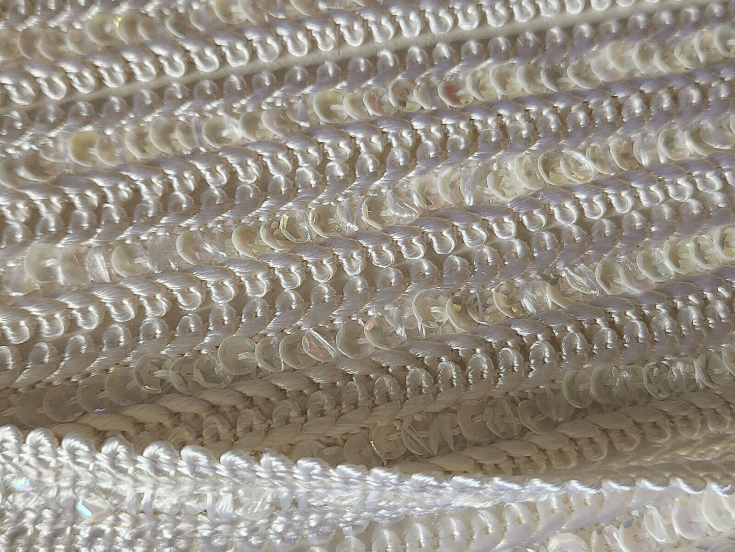 Galon vintage blanc satiné rehaussé de sequin 2 mètres sur 1,6 cm A2