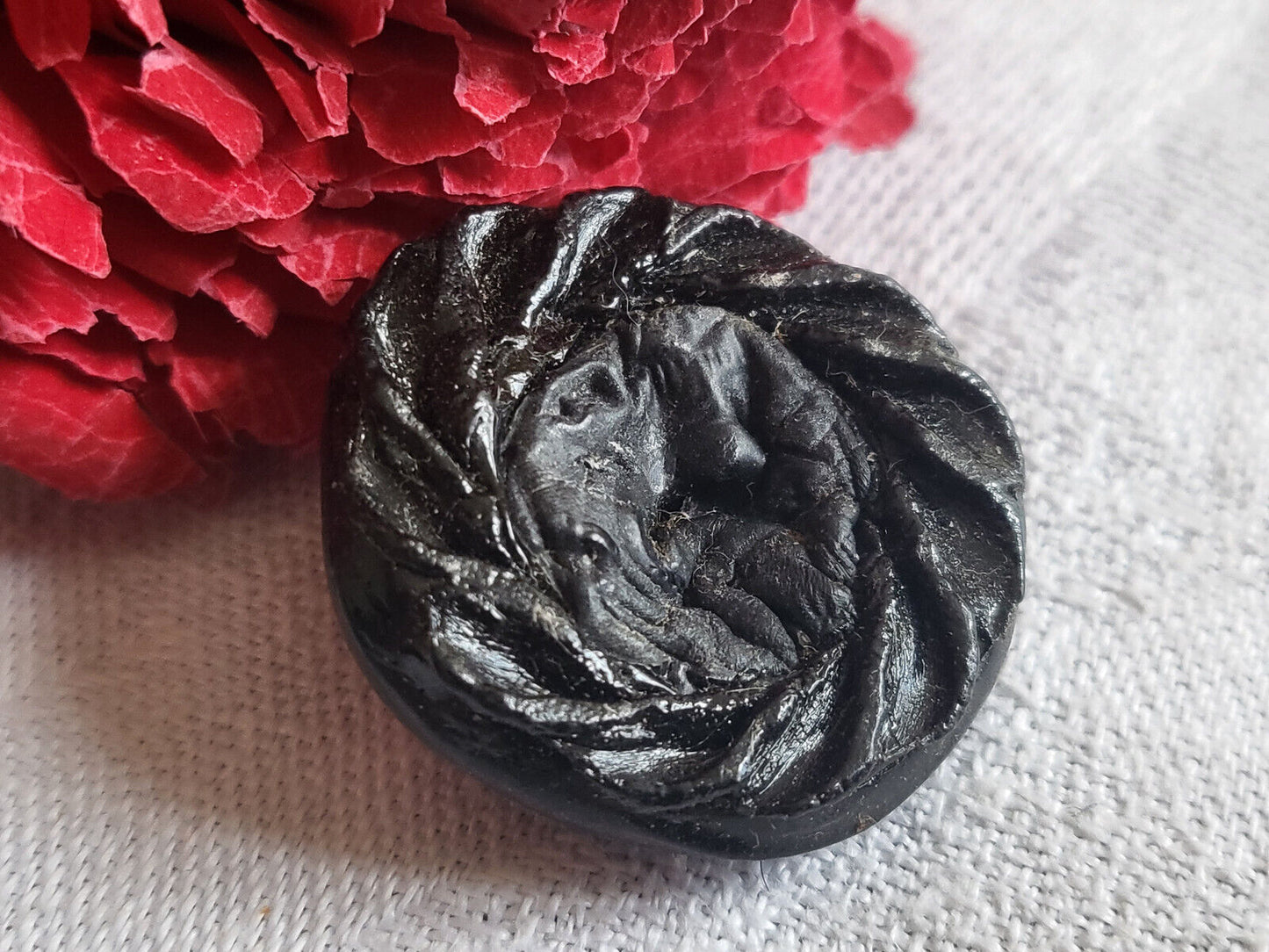 Bouton vintage en résine noir cœur mat pied collection 2,5 sur 2,6 cm D5D