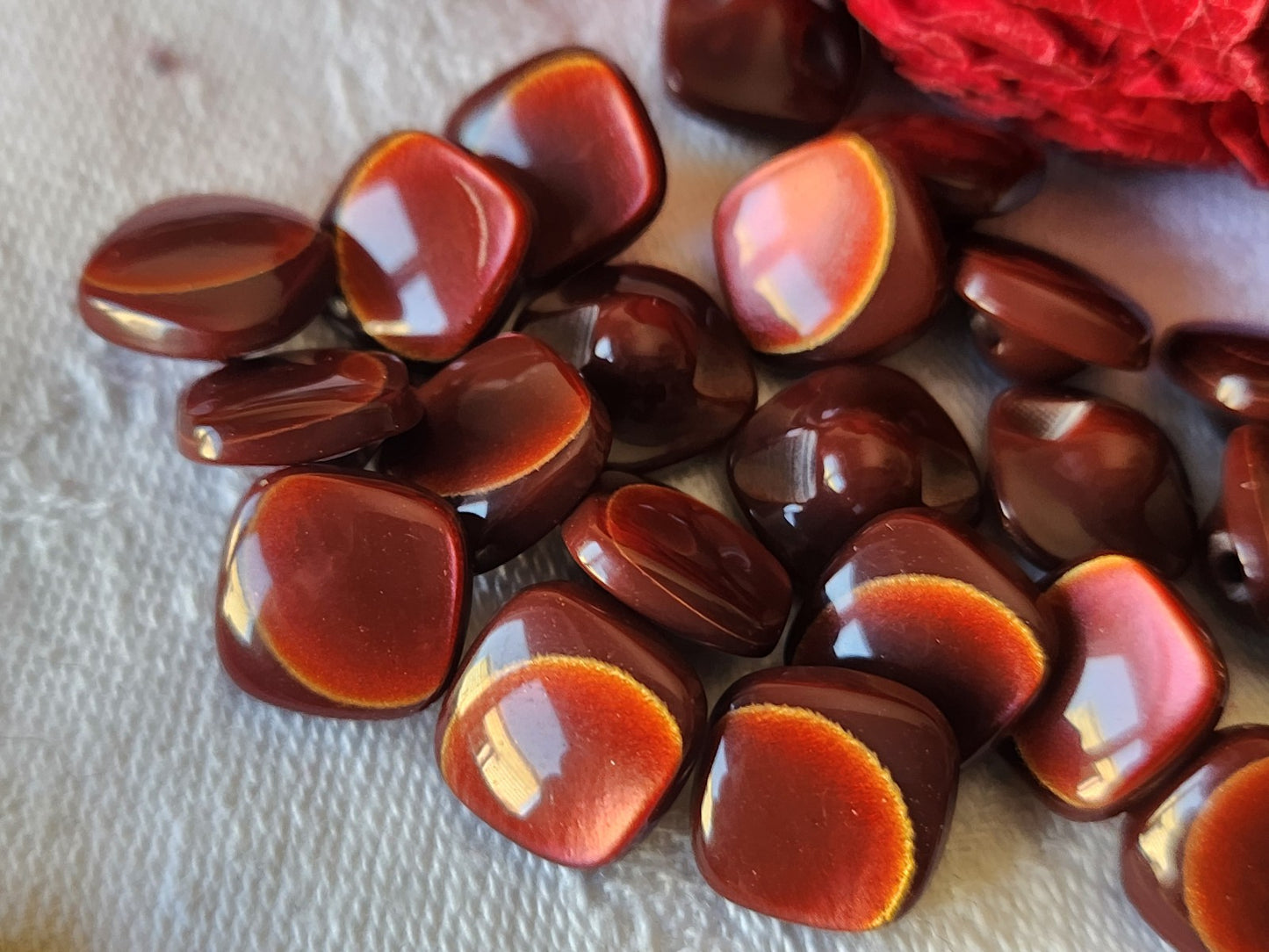 Lot 18 mini boutons vintage à pied jolis marron /lie de vin 1 cm ref 5264
