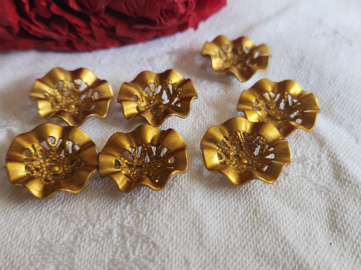 Lot 7 boutons anciens dentelle doré courbé 1,7 cm ref 1718