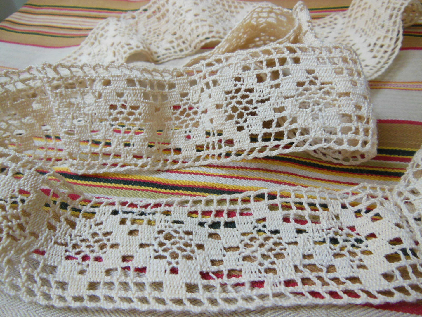 Dentelle large ancienne beige main 2 mètres 50 sur 4 cm T3-33