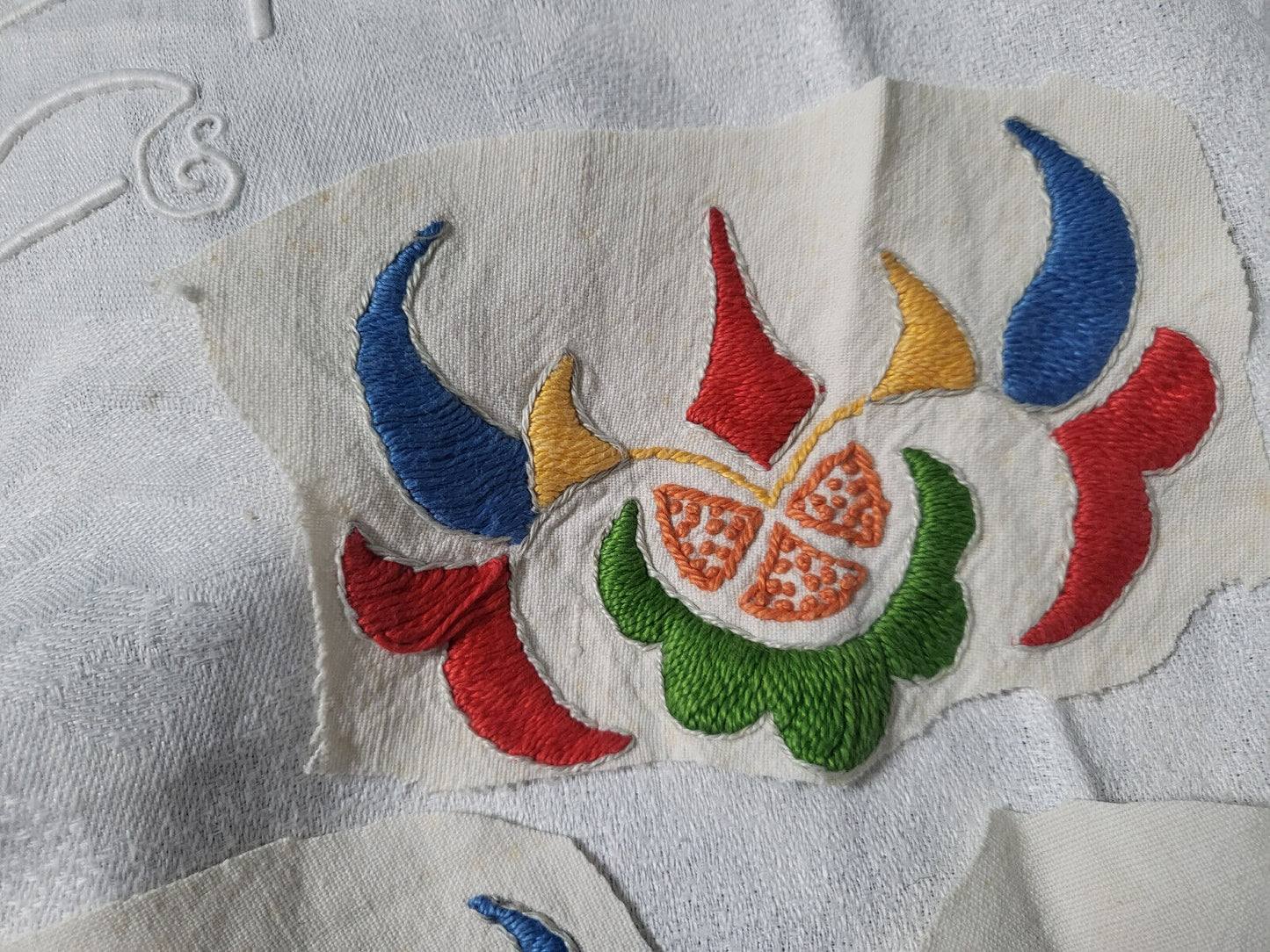 Trio broderies anciennes création couleur récup T3-23