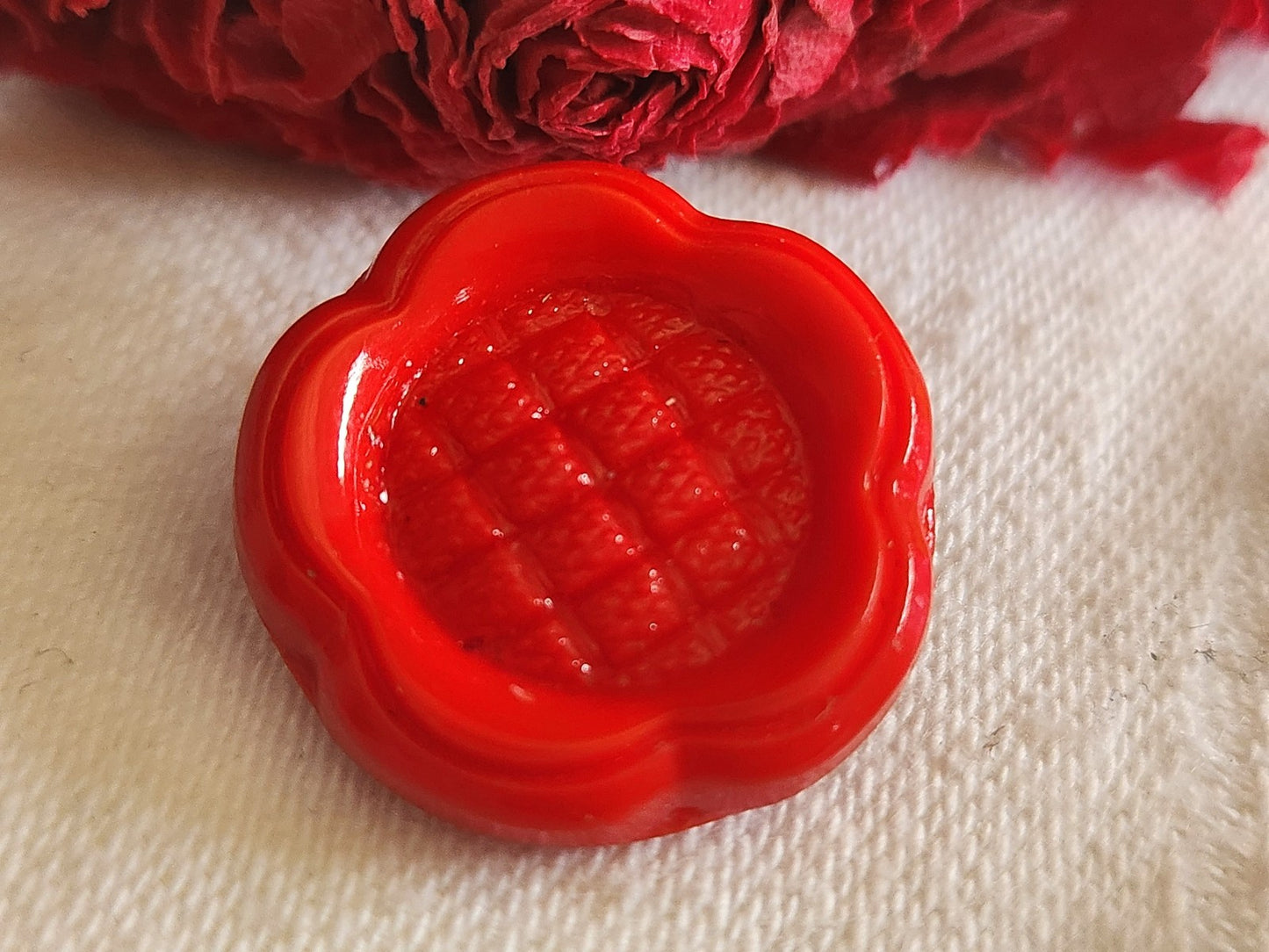 Bouton vintage en verre rouge travaillé 2,2 cm G7G