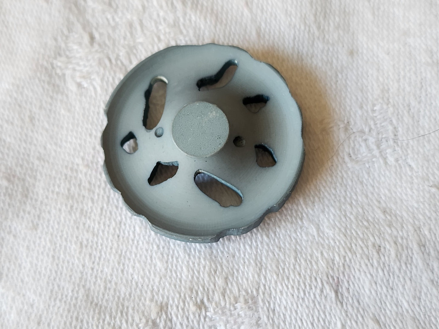 Ancien bouton decoupis bleu marguerite fleur 2,9 cm ref 1914