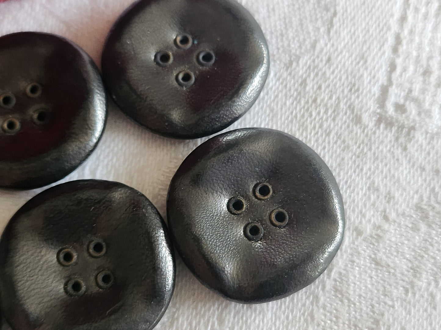 Lot 6 boutons anciens en cuir gris passants 2,3 cm ref 6085