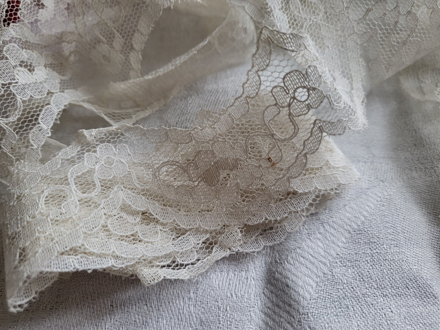 Dentelle vintage en nylon 3 mètres 70 zigzag T15-34