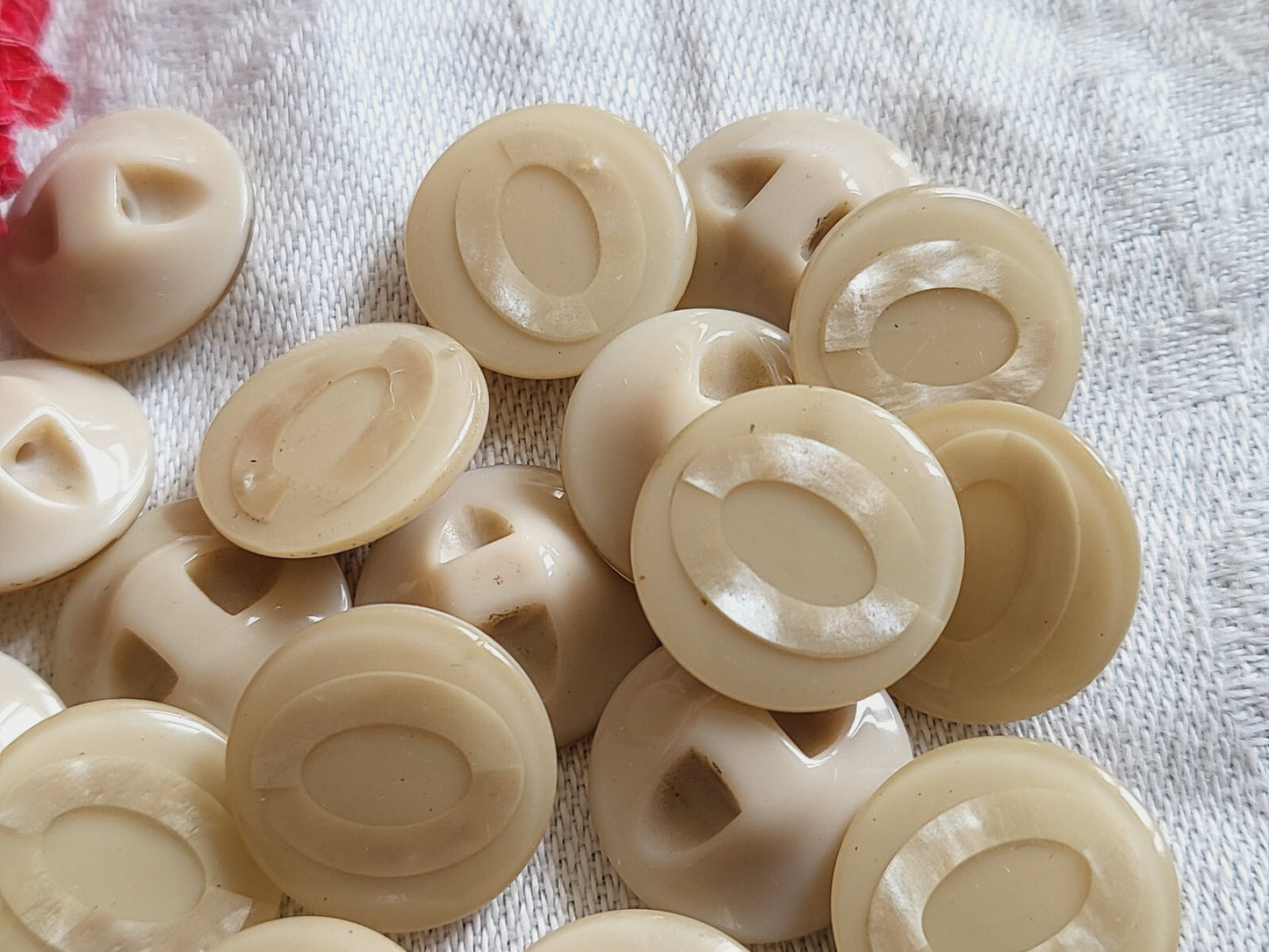 Lot 10 petits boutons vintage beige motif nacré pied 1,5 cm ref 1477