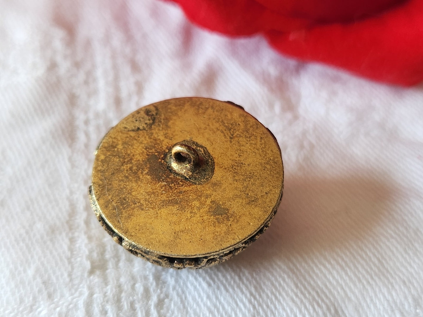 Gros bouton ancien en métal ajouré 2,3 cm dentelle doré vintage G4C