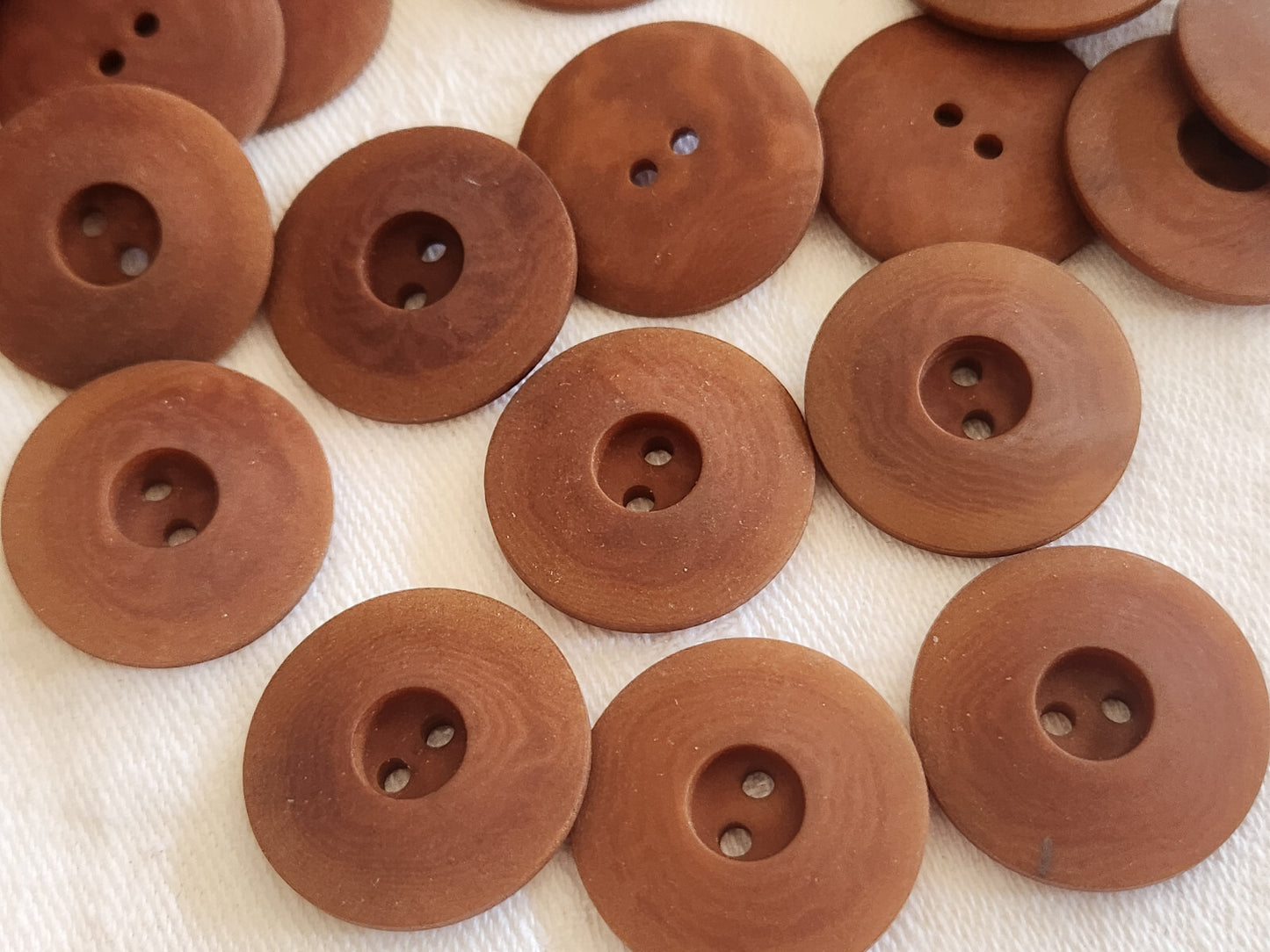 Lot 12 boutons en corozo marron mat couture mercerie 2,2 cm ref 829