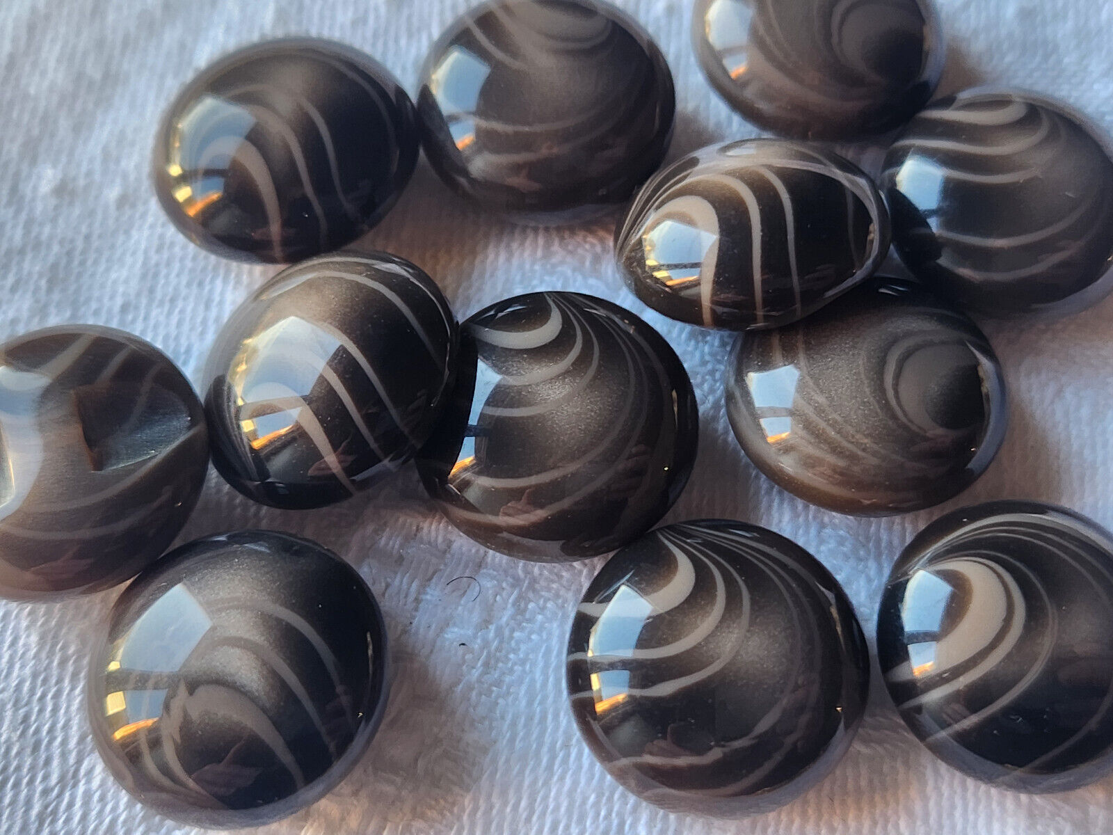 Lot De 11 Boutons Vintage Marron Bombé Veiné - Diamètre 18 Mm, France - Ref 0014