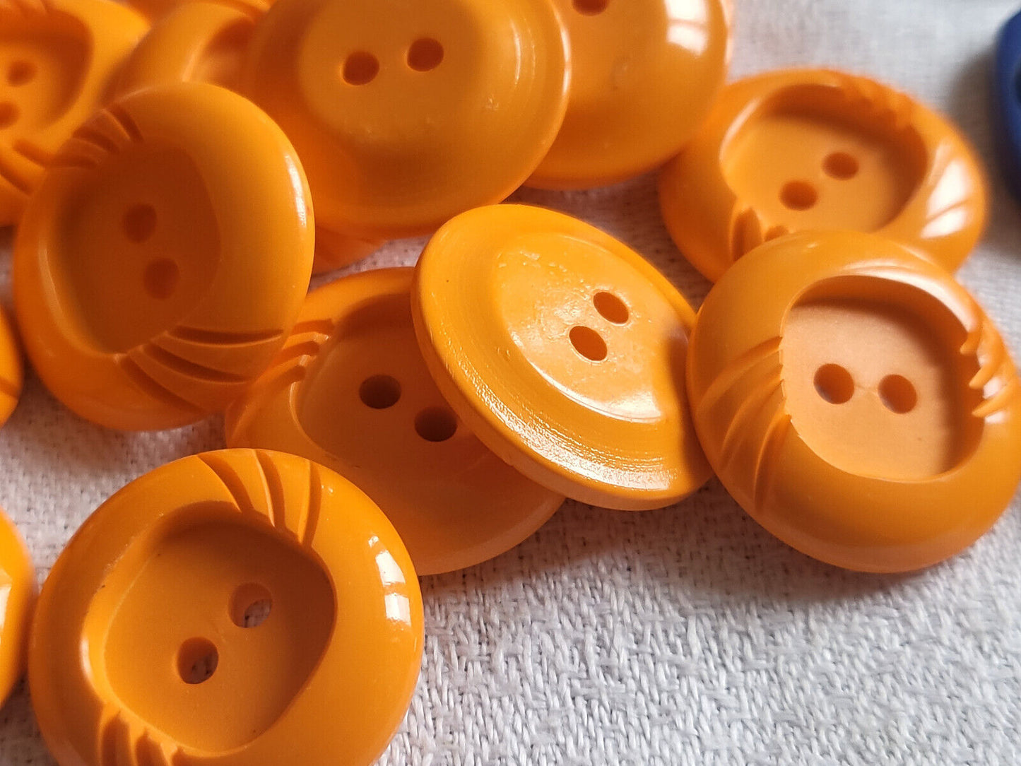 Lot 8 boutons vintage orange flashy travaillé 2 trous diamètre 2,2 cm ref 3154