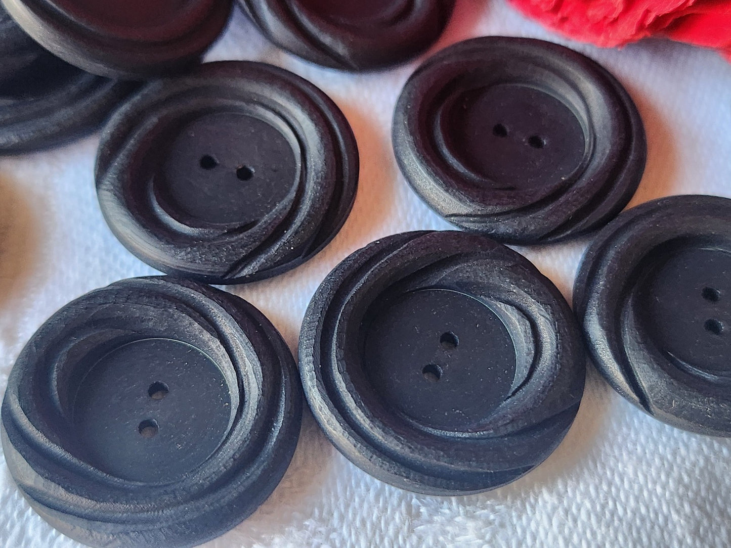 Lot 18 boutons vintage noir travaillé mat trous 2,1 cm ref 5393