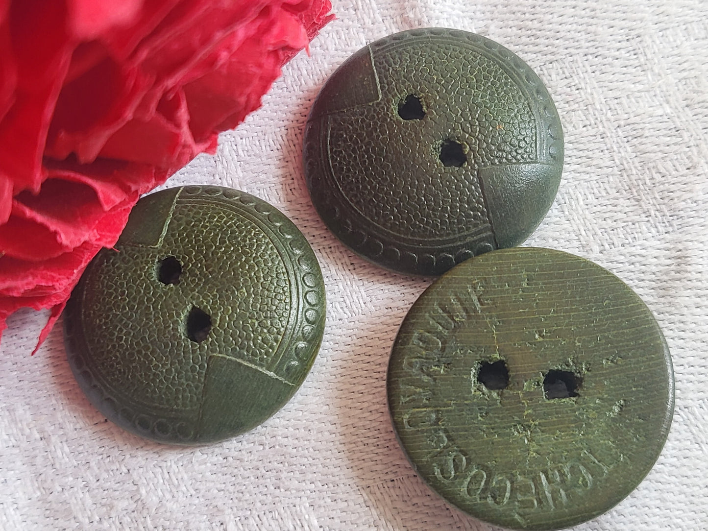 Trio anciens boutons en bois peint vert bombé texturé Diamètre 2,3 cm D9S