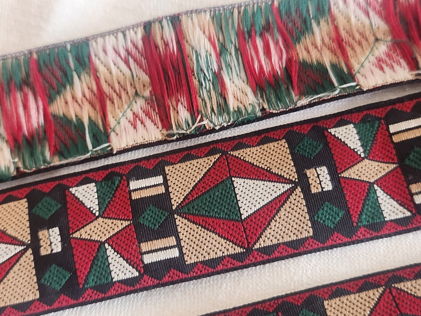 Large galon vintage motif géométrique vert marron rouge 3 mètres A5