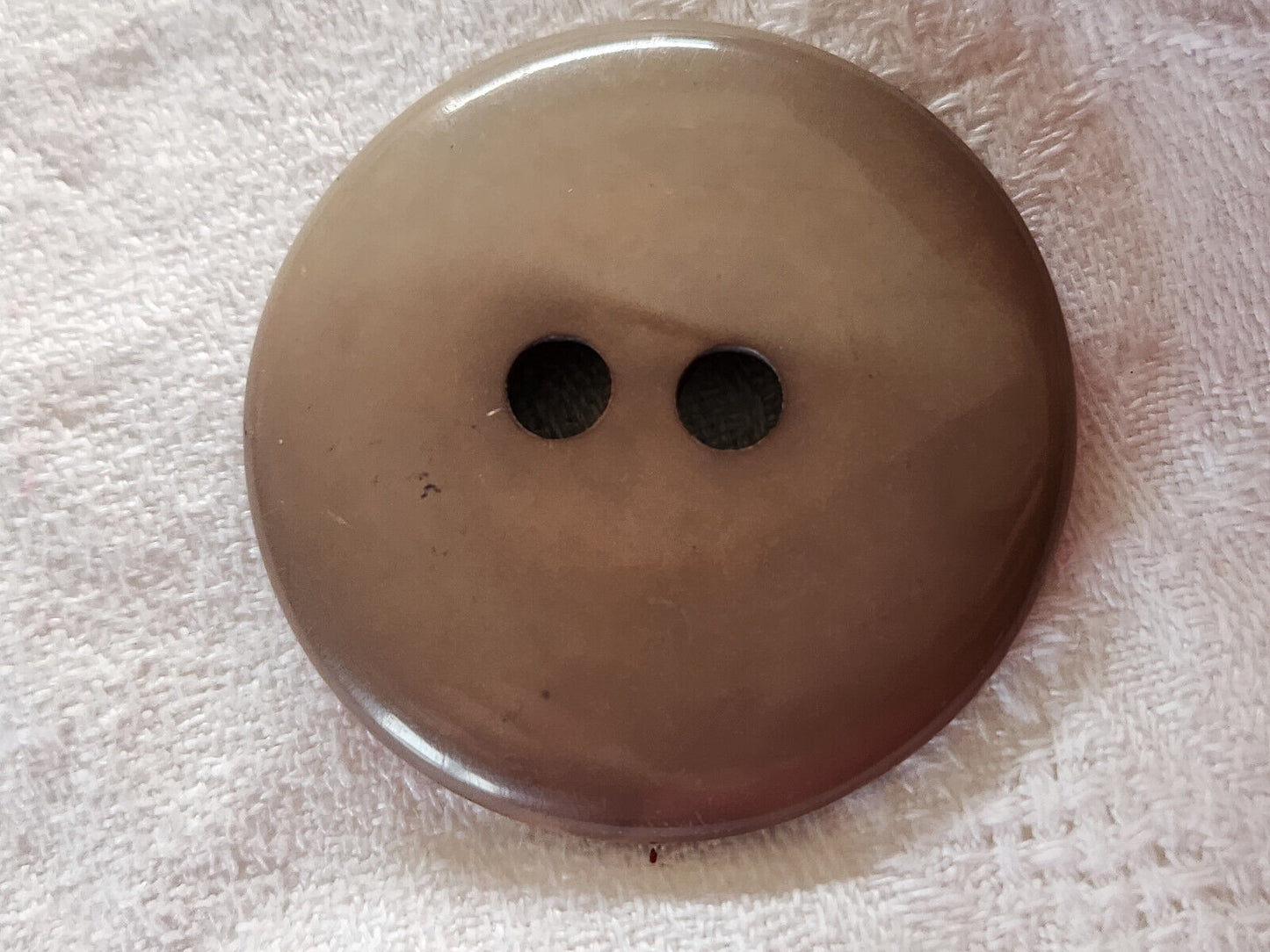 Enorme bouton vintage camaieu marron texturé épais trous 4,3 cm ref 2716