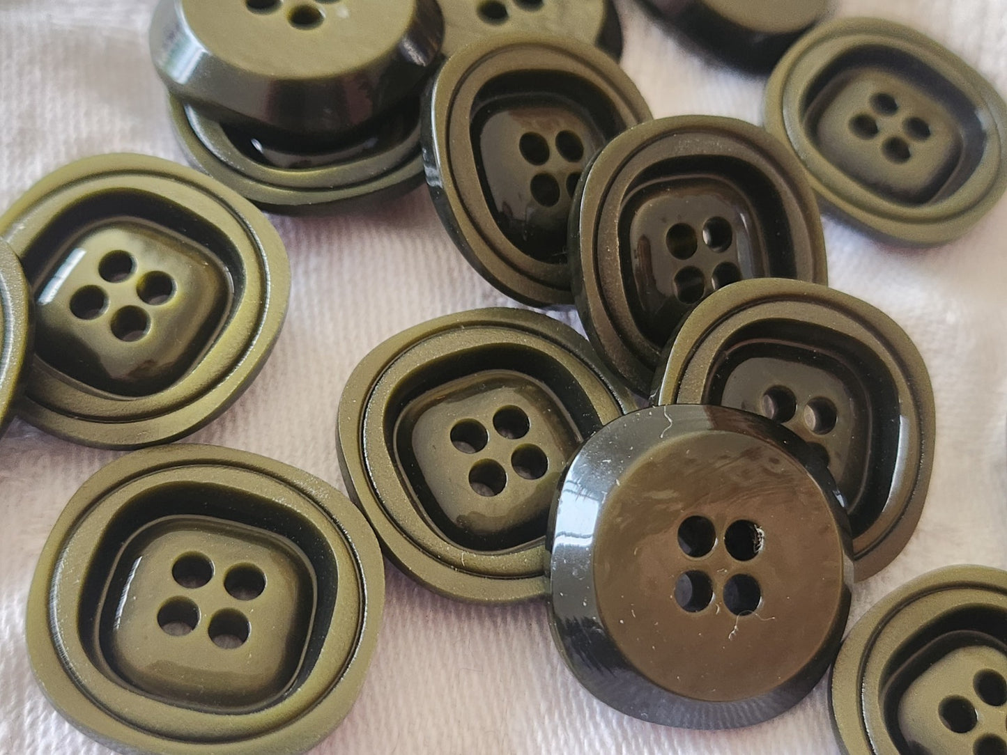 Lot 8 boutons vintage vert lumineux à trous 2 cm ref 3969