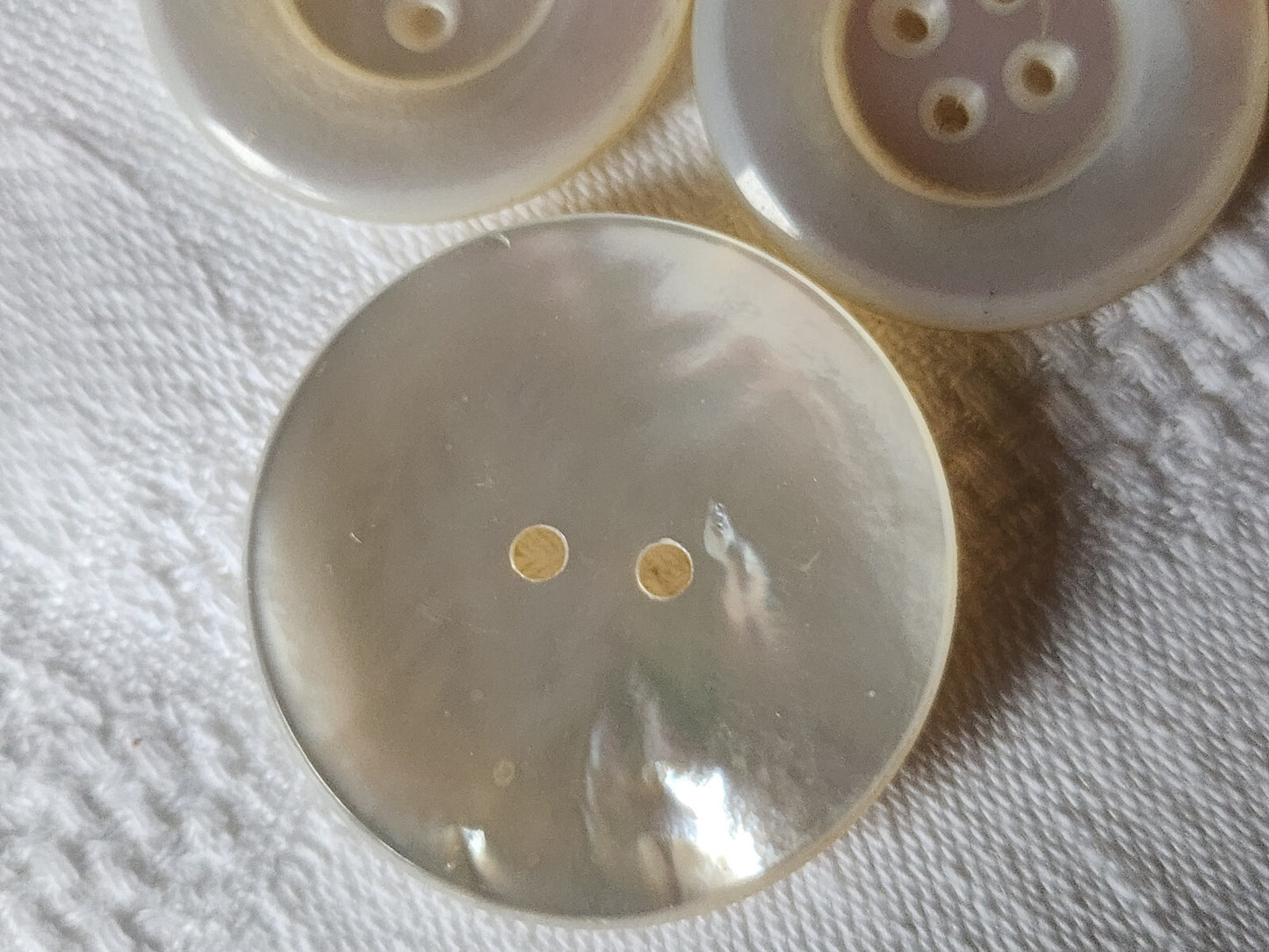 Trio gros boutons anciens en nacre laiteux 2,7 et 3,3 cm D10S