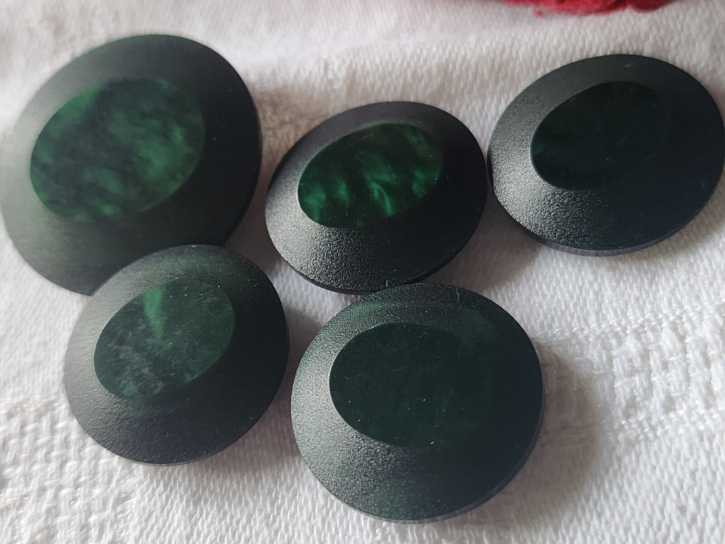 Lot 5 Boutons vintage panaché vert 2,2 cm et 2,9 cm (1 seul) ref 4896