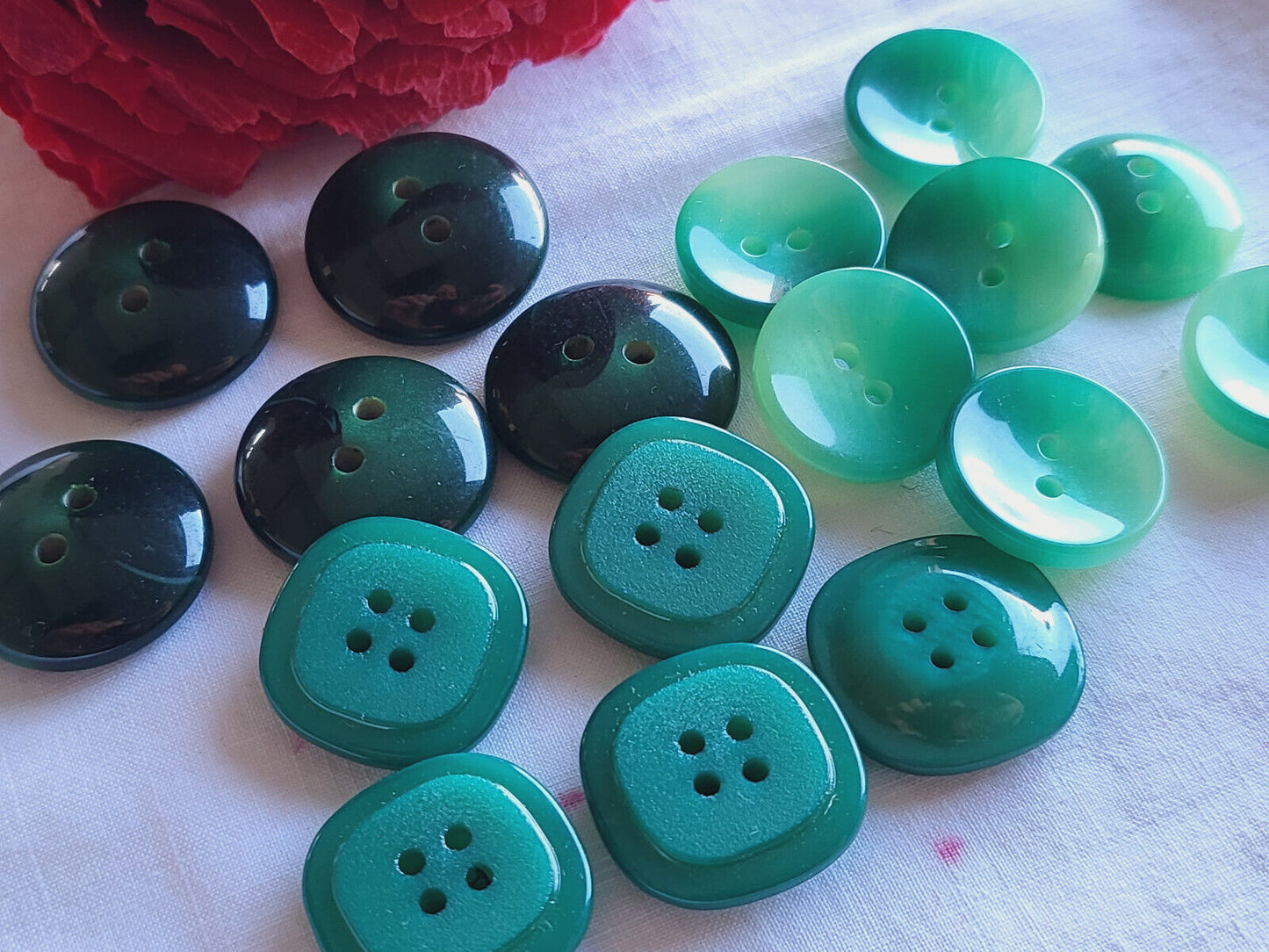 Lot 16 boutons vintage vert trois séries diamètre 1,4 à 1,8 cm ref 6019