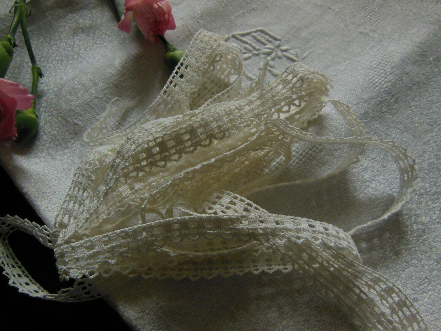 Dentelle ancienne dentelée 2 mètres 70 sur 1 cm t1-49