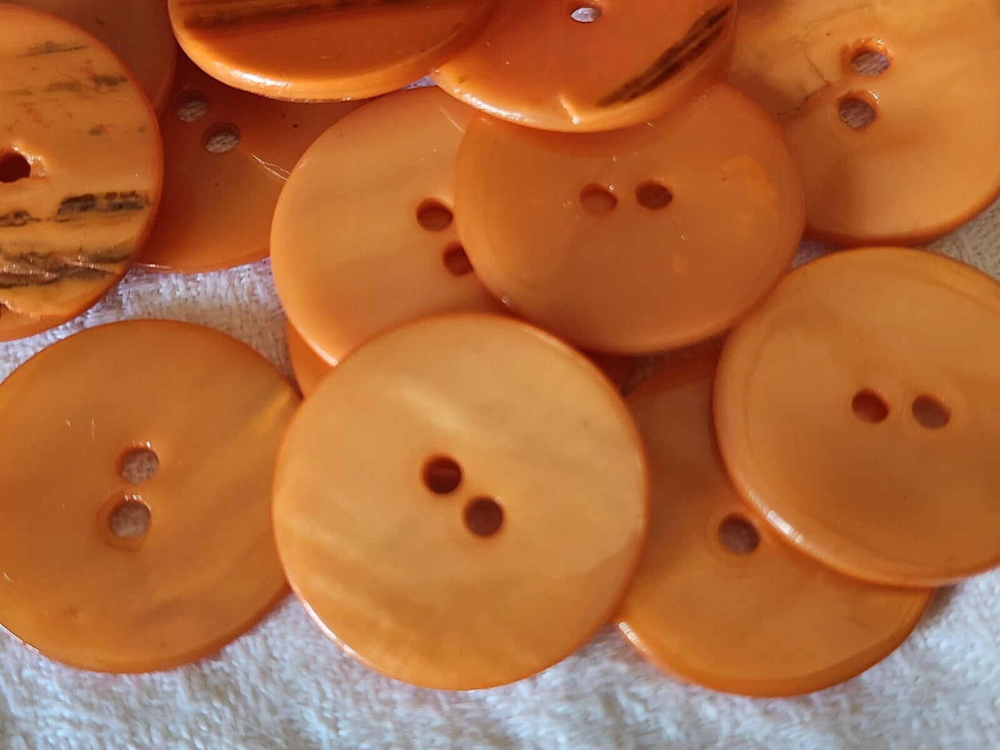 Lot 6 gros boutons vintage en nacre orange vintage à trous 2,3 cm ref 2220
