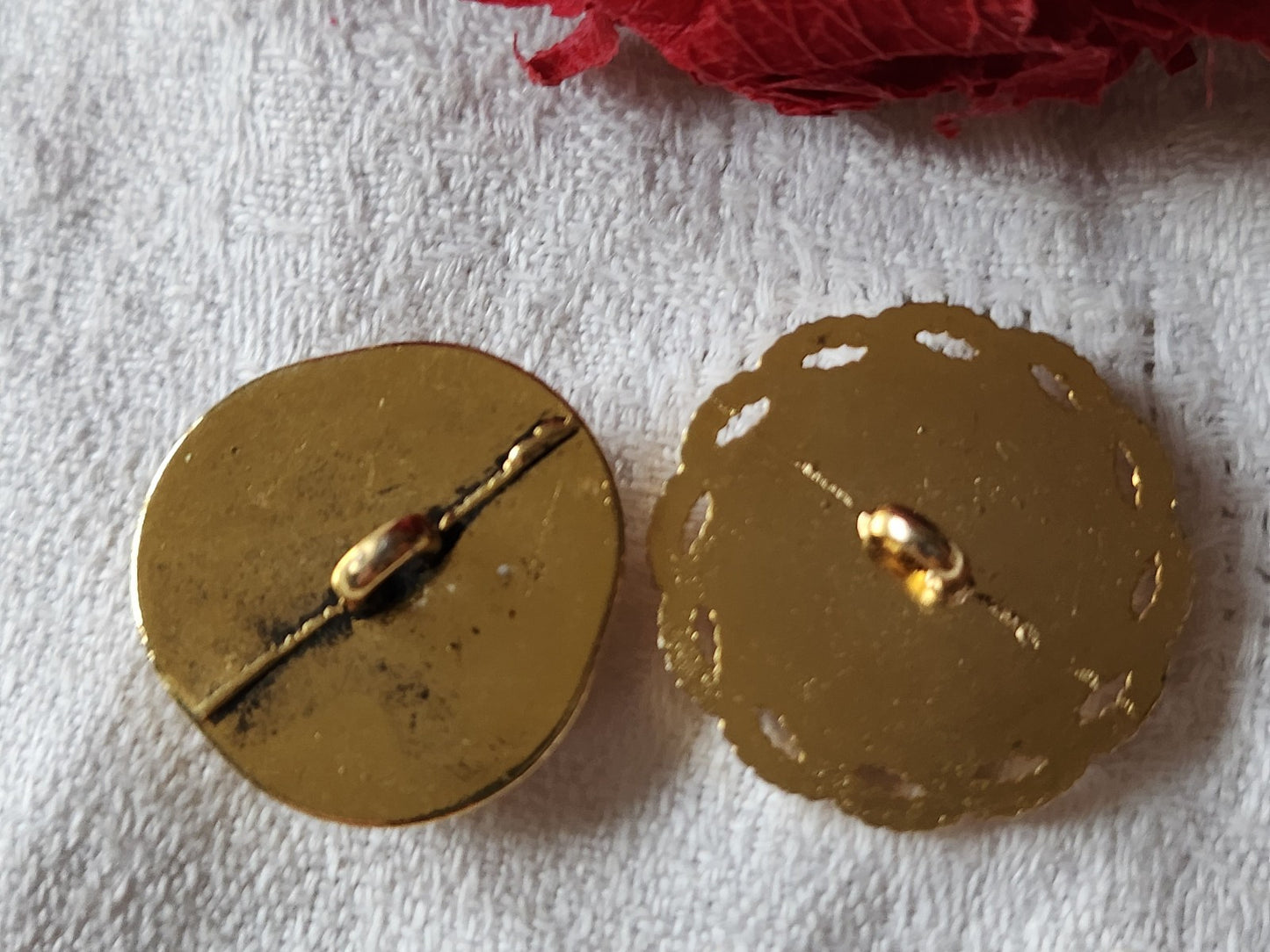 Duo boutons vintage en métal doré coeur rose à pied 2,4 et 2,6 cm G16O