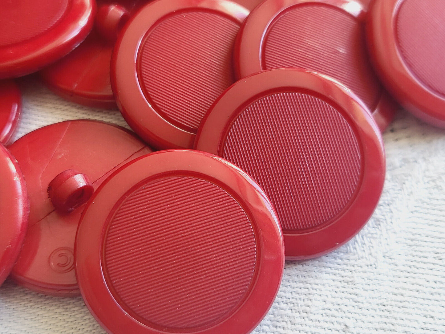 Lot 8 boutons vintage rouge hyper léger à pied 2,2 cm ref 5783