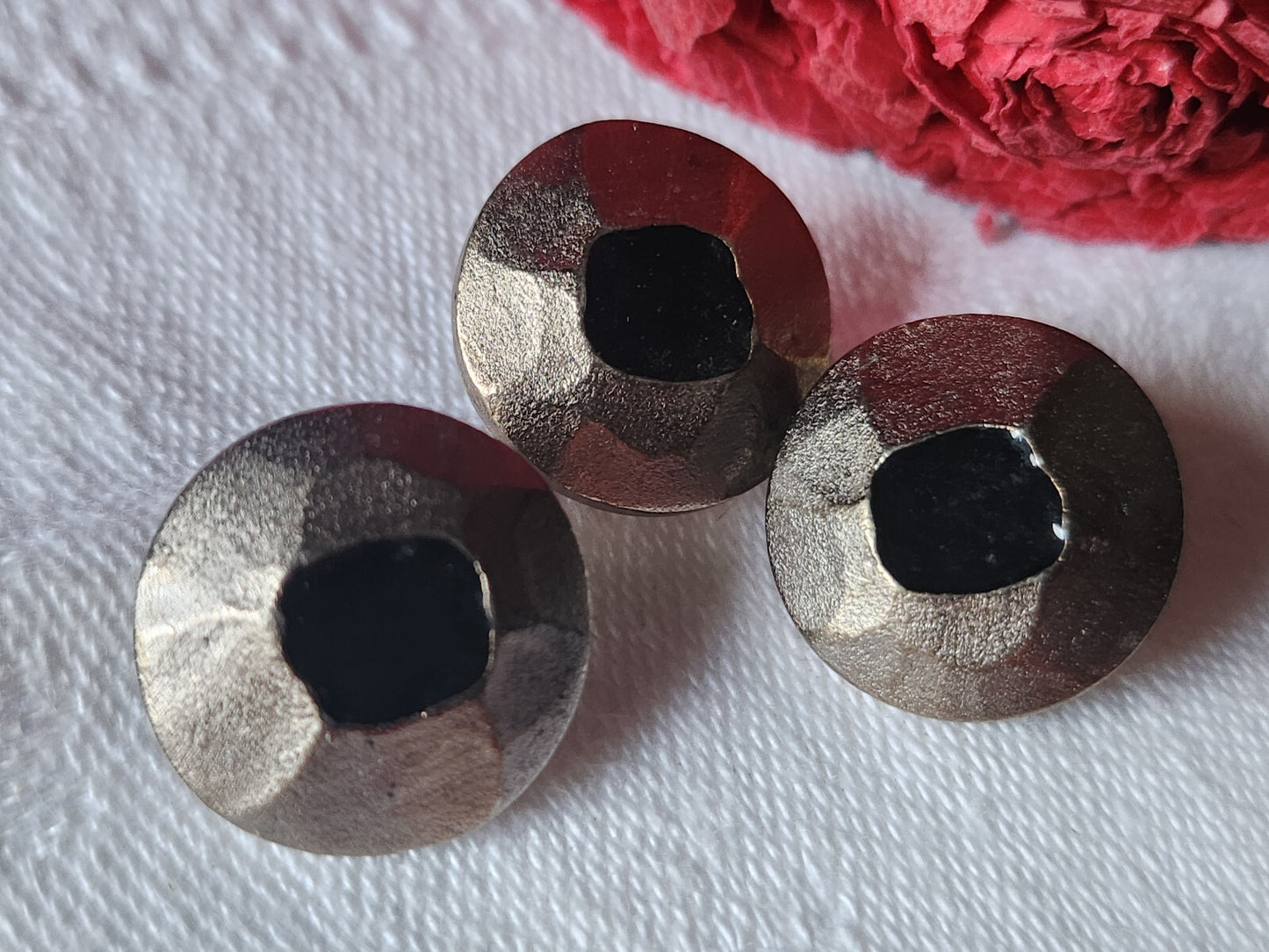 Trio boutons vintage en métal argenté facette noir pied 1,7 cm ref 2350