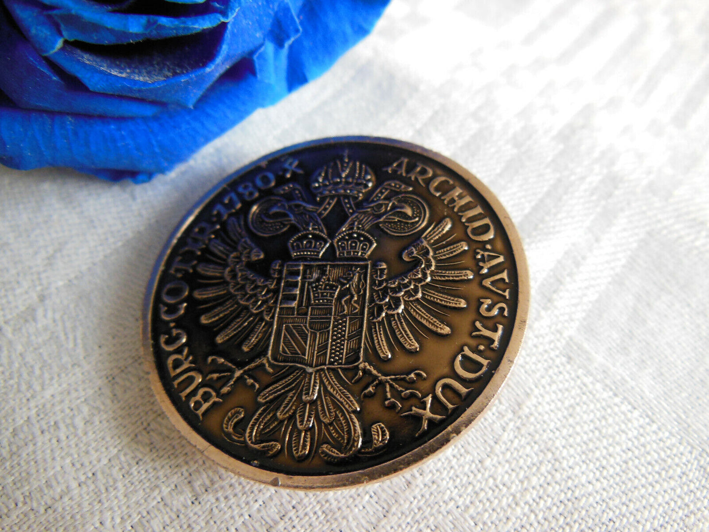 Gros bouton en métal léger vintage motif blason diamètre 3,7 cm ref 1816