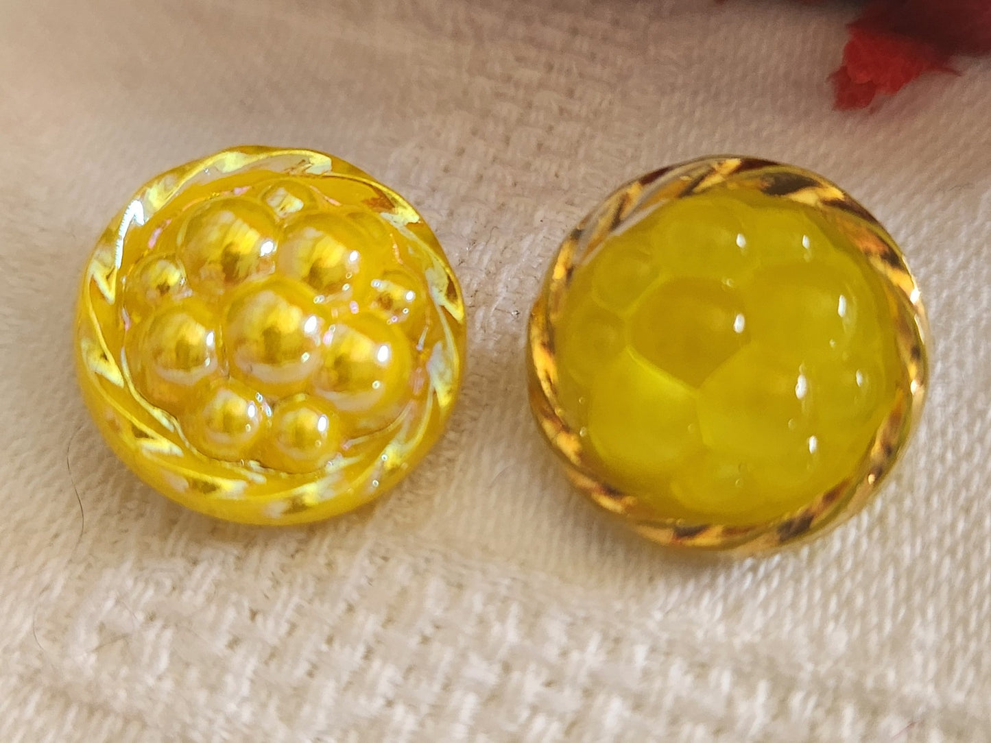 Duo boutons vintage en verre jaune travaillé 1,6 cm G7N
