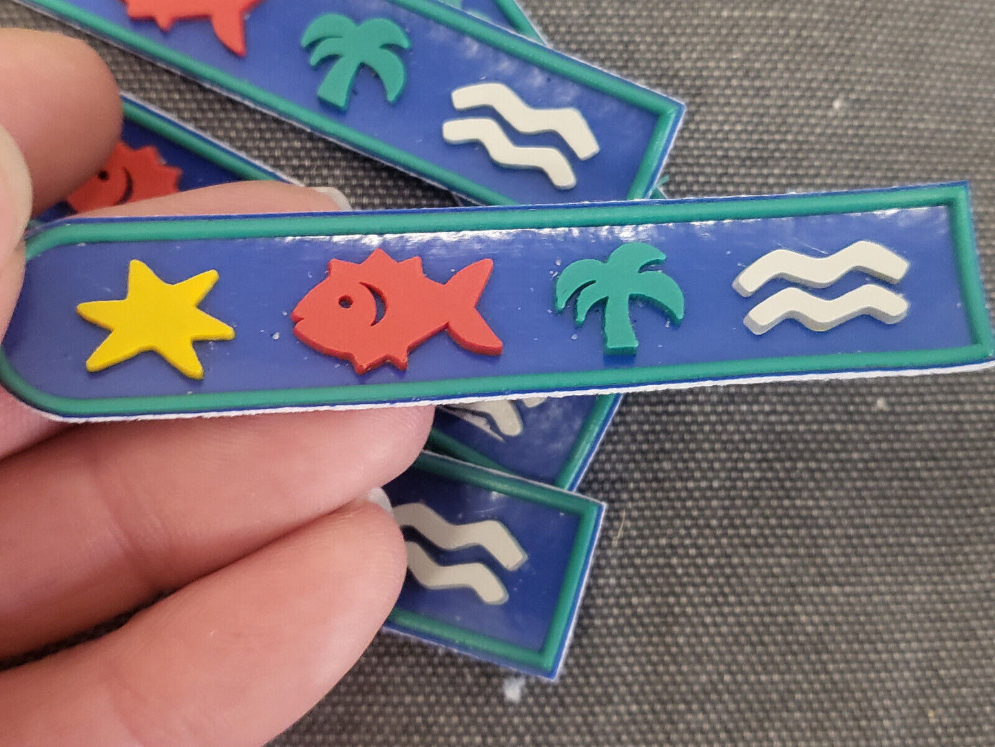 Duo ornements en plastique pour customisation année 80 mer poisson T17